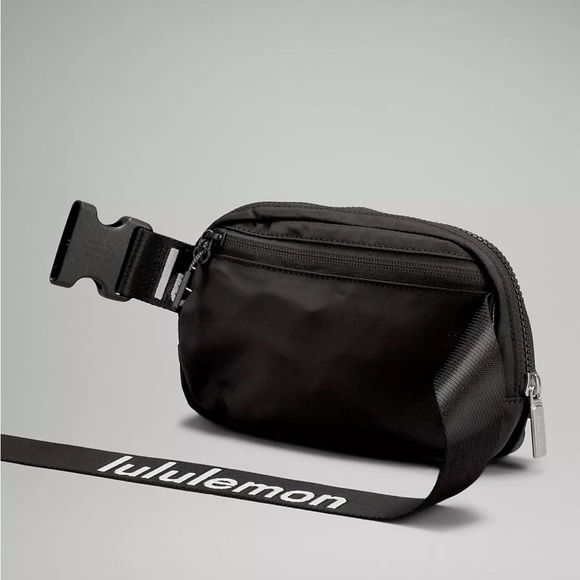 *NEW* Lululemon Everywhere Belt Bag - Black - Picture 4 of 8